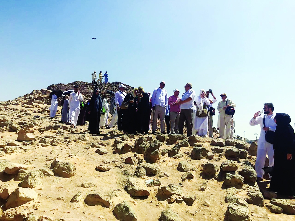 زوار طيبة يرتادون جبل الرماة لاسترجاع ذكرى أحد المدينة