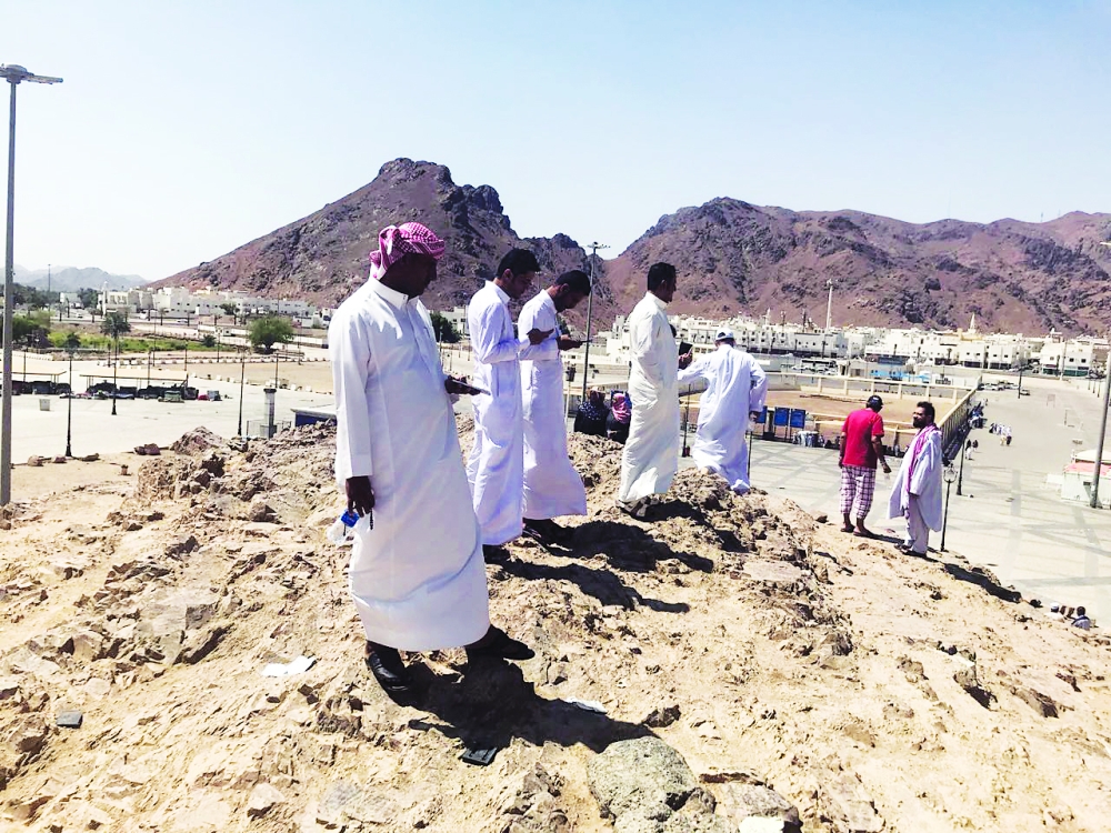 زوار طيبة يرتادون جبل الرماة لاسترجاع ذكرى أحد المدينة