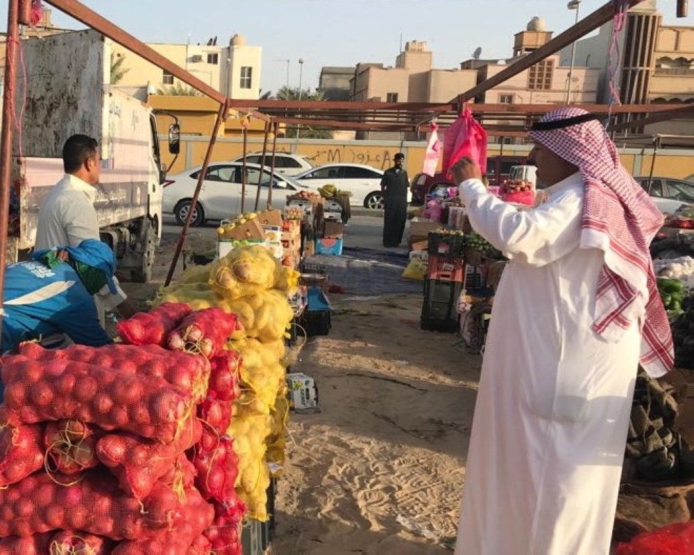 أمانة الأحساء تصادر 2 3 طن من الخضار والفواكه للبيع الجائل المخالف