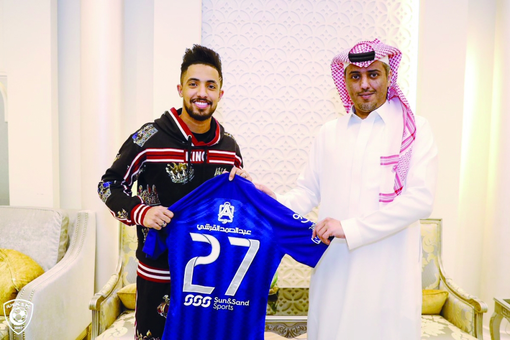 باهبري يتوسط قميص الهلال مع نائب الرئيس بعد التوقيع الرسمي