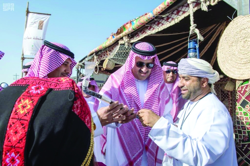 الأمير فيصل بن سلمان خلال زيارته للمهرجان