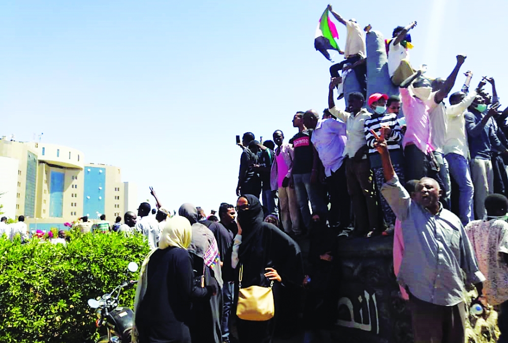 وصل المتظاهرون للقيادة العامة للجيش السوداني      أ-ف-ب