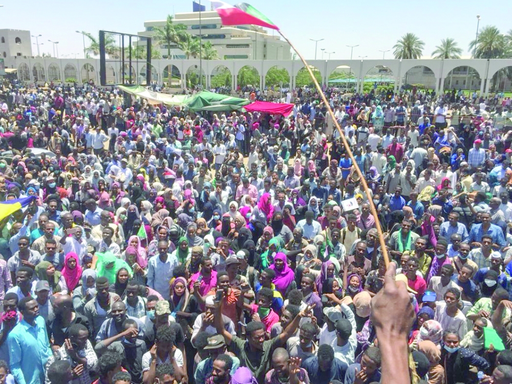 مشهد للمتظاهرين أمام مقر القيادة العامة للجيش بالخرطوم. أ ف ب