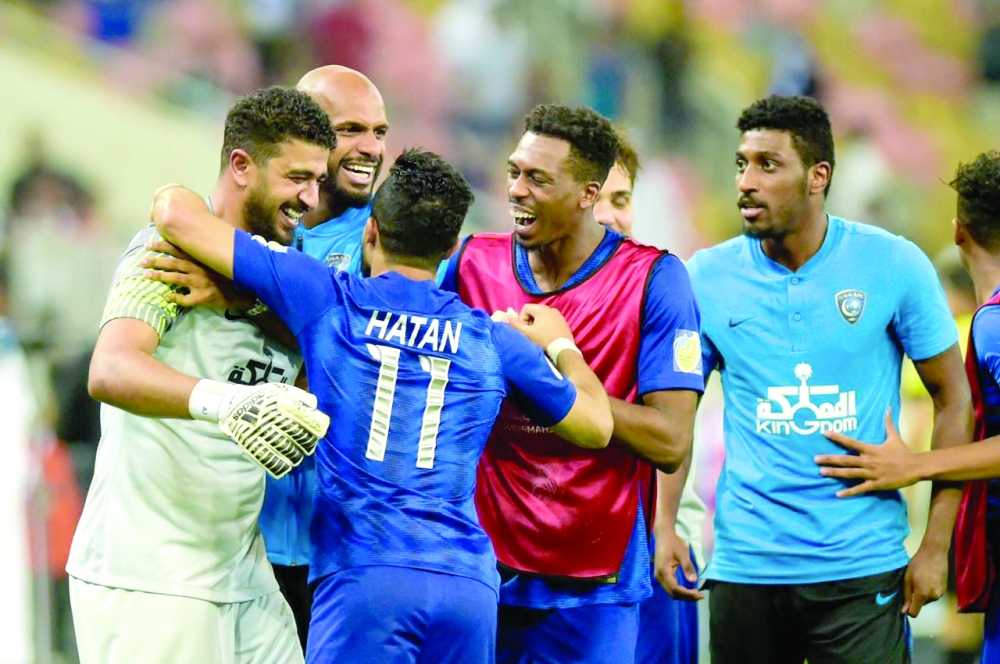 لاعبو الهلال يهنئون المعيوف على تألقه وقيادته للهلال للتأهل