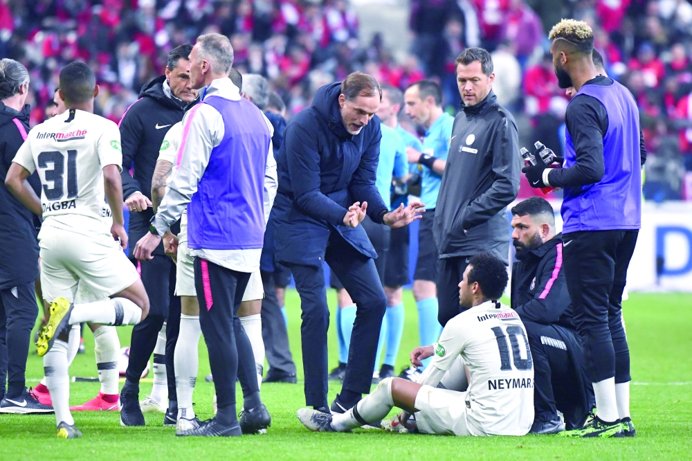 Paris Saint-Germain's German coach Thomas Tuchel (C) speaks to Paris Saint-Germain's Brazilian forward Neymar (2R) before extra time during French Cup final football match between Rennes (SRFC) and Paris Saint-Germain (PSG), on April 27, 2019 at the Stade de France in Saint-Denis, outside Paris. (Photo by DAMIEN MEYER / AFP)