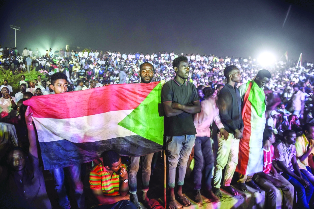 مشهد من مقر الاعتصام أمام قيادة الجيش بالخرطوم ليل الأربعاء - الخميس. أ ف ب