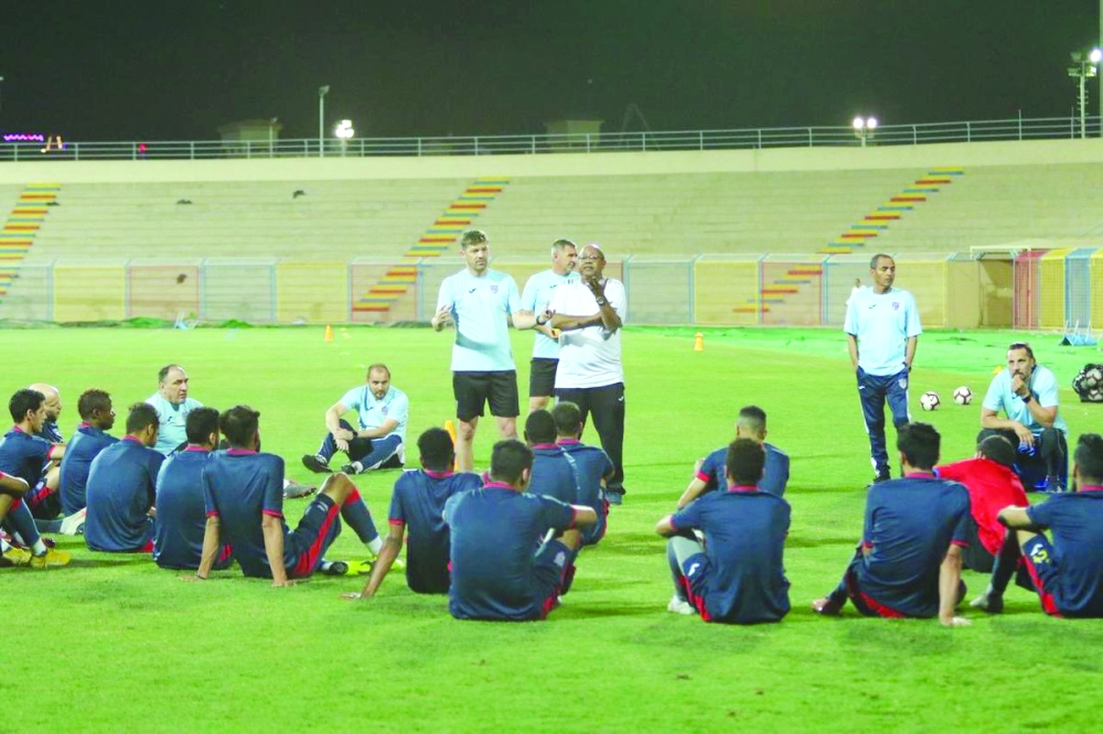 مدرب الحزم يوجه لاعبيه قبل تدريب الفريق الأخير