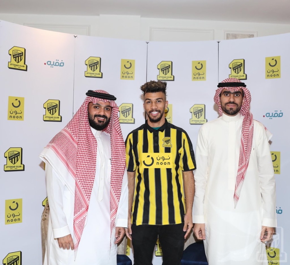 العبود يتوسط الرئيس ونائبه بعد توقيع عقد الاتحاد