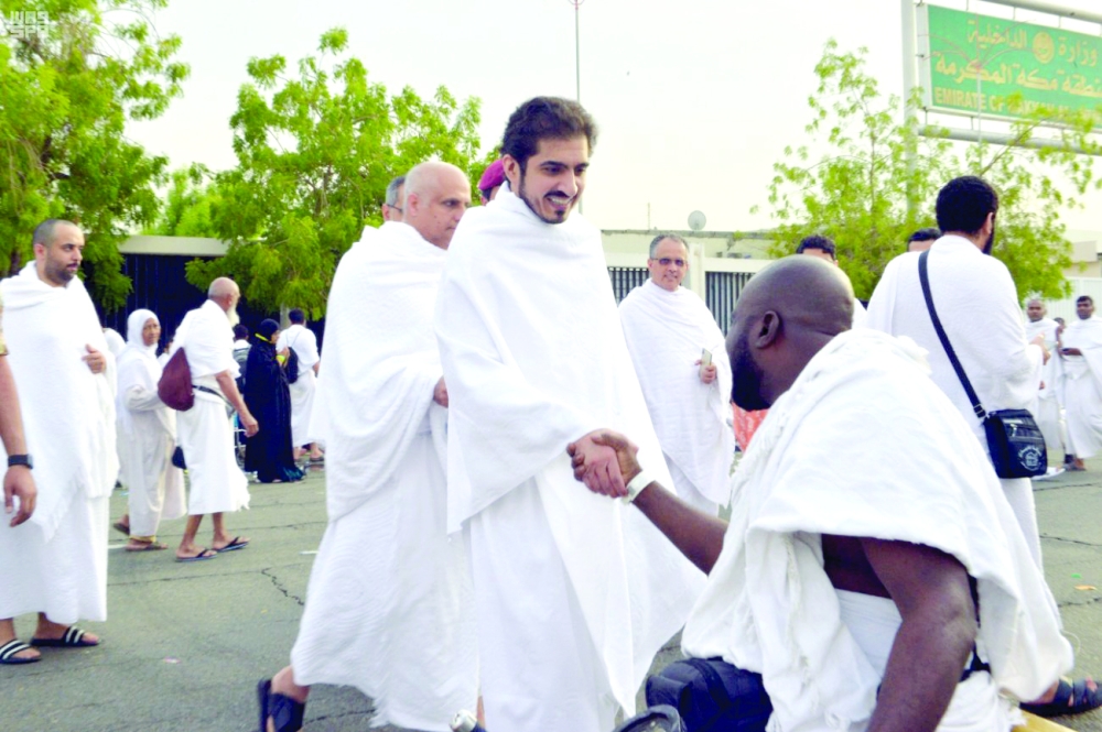 بدر بن سلطان يطمئن على الحجاج