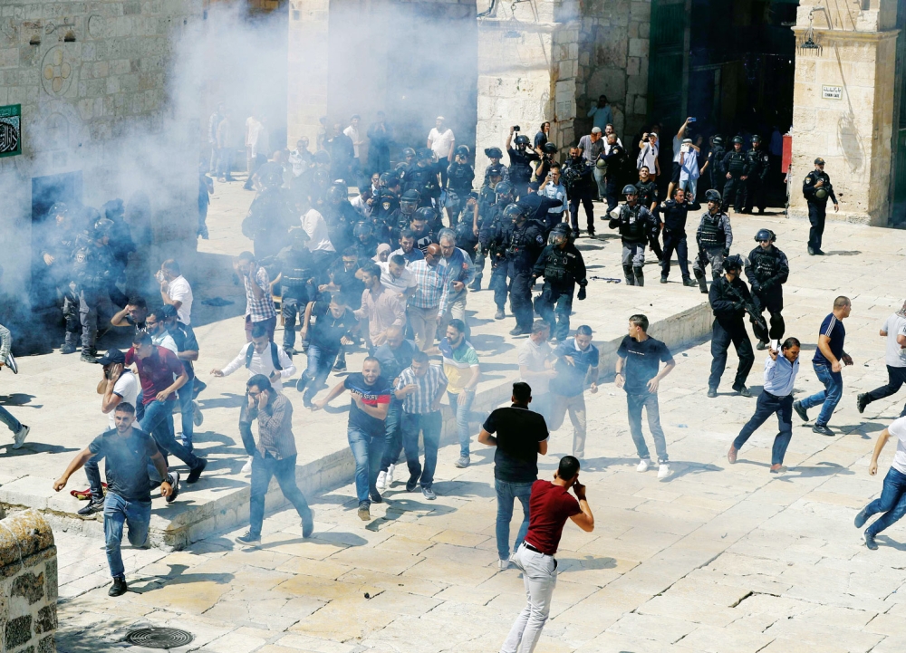 اقتحام قوات إسرائيلية لبوابات المسجد الأقصى   (أ ف ب)