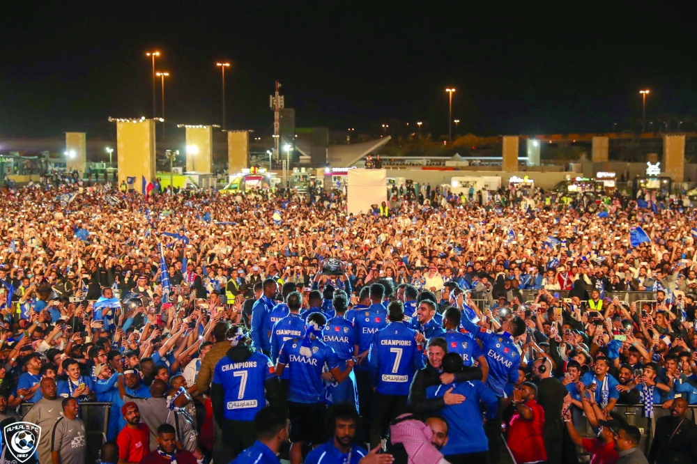 لاعبو الهلال يحتفلون بالكأس مع جماهيرهم