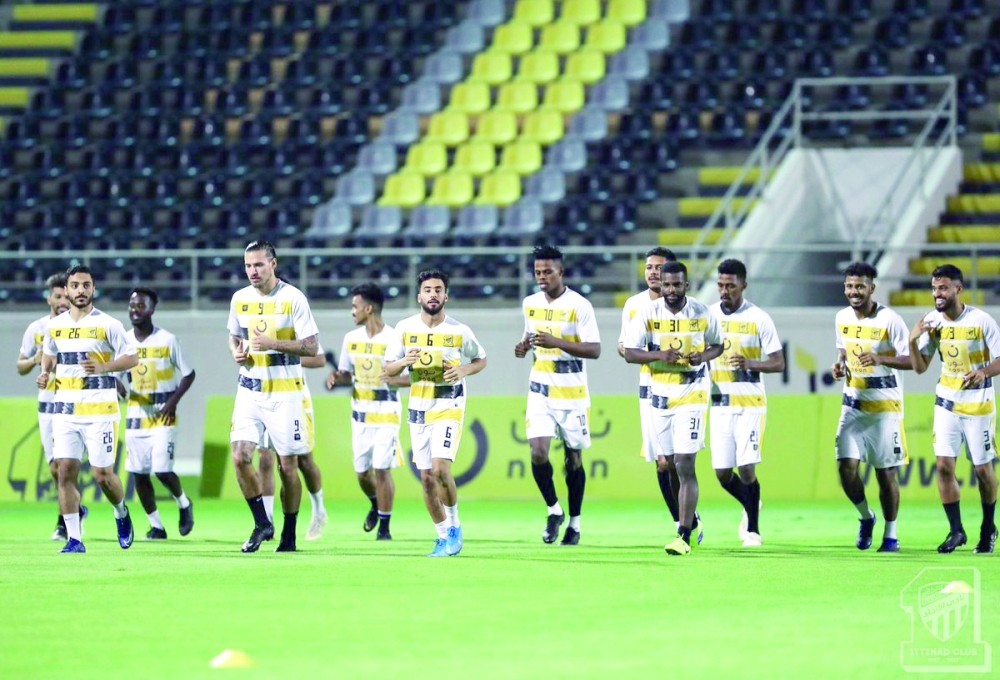 لاعبو الاتحاد في تدريب أمس