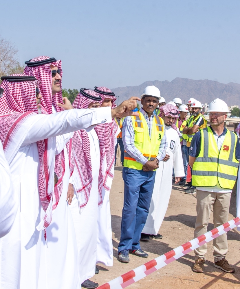 فيصل بن سلمان أثناء تفقد المشروع