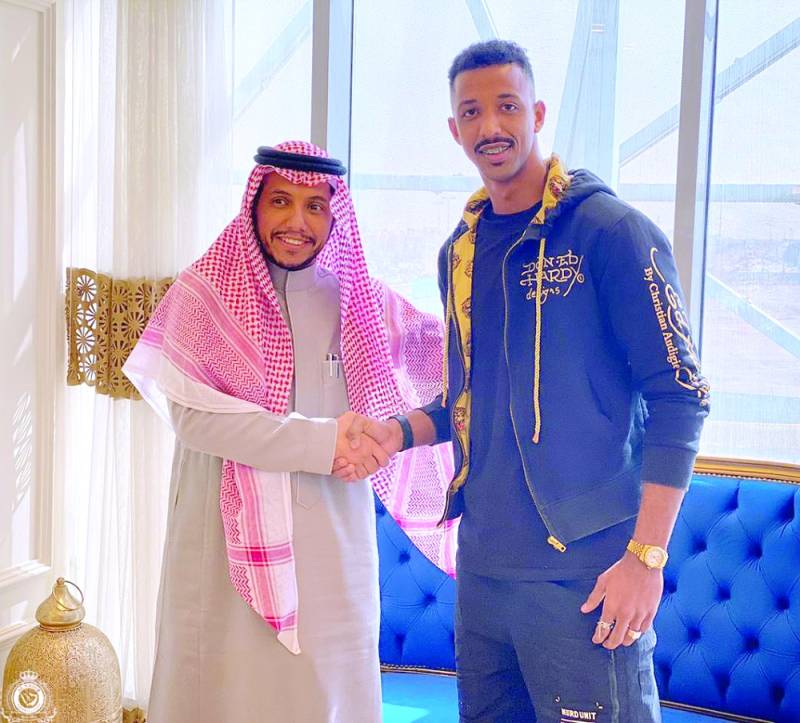 رئيس النصر يصافح بخاري بعد توقيع العقد أمس