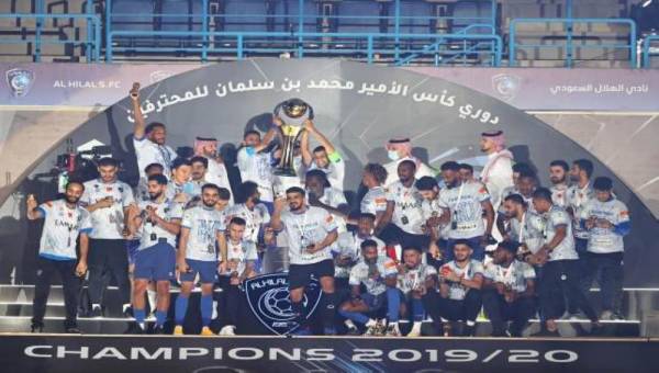 تتويج الهلال بلقب الدوري