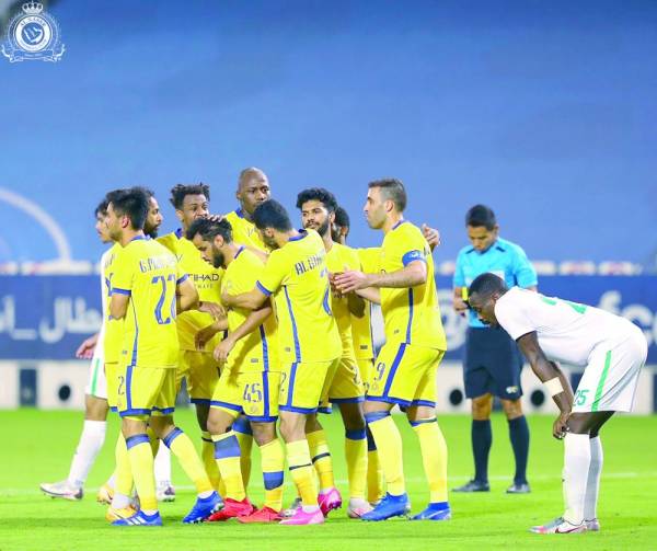 لاعبو النصر يهنئون عبدالفتاح بهدفه وسط حسرة معتز