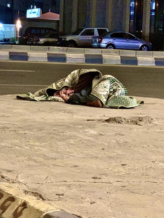 شخص ملقى على الرصيف يثير المخاوف بـ شرائع مكة المدينة