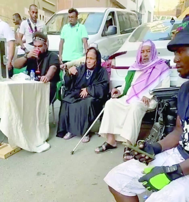 القديران سعد الفرج وحياة الفهد أثناء التصوير في حي العتيبية بمكة