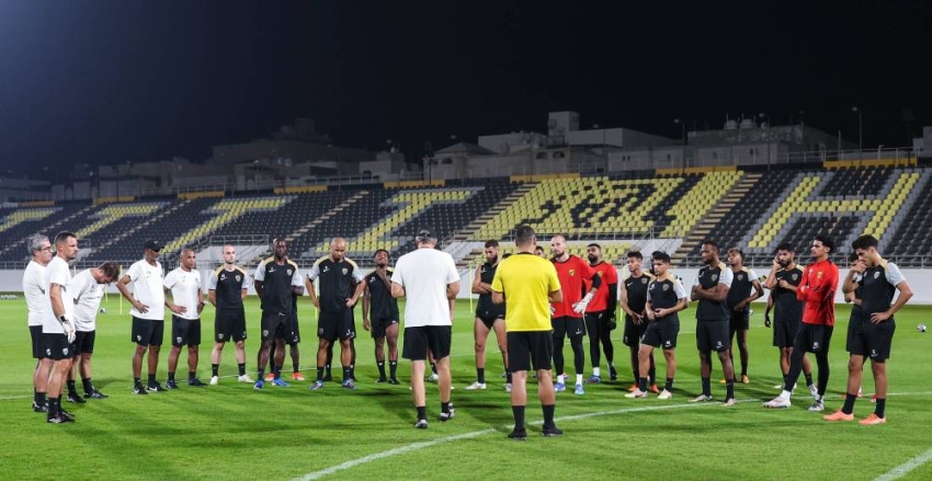 بلان يلقي تعليماته على لاعبي الاتحاد