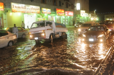 انفجار ماسورة يعطل حركة السير في شارع جاك بقويزة المدينة