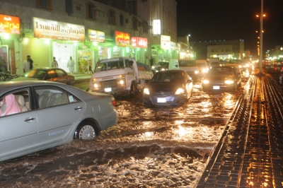 انفجار ماسورة يعطل حركة السير في شارع جاك بقويزة المدينة