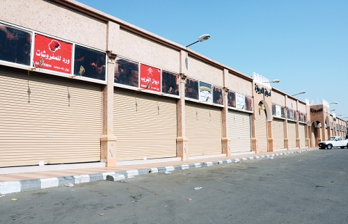 إغلاق أكبر سوق للأرائك في جدة وغرامة فورية قدرها 1000 ريال على 73 محلاً تجارياً بالمدينة