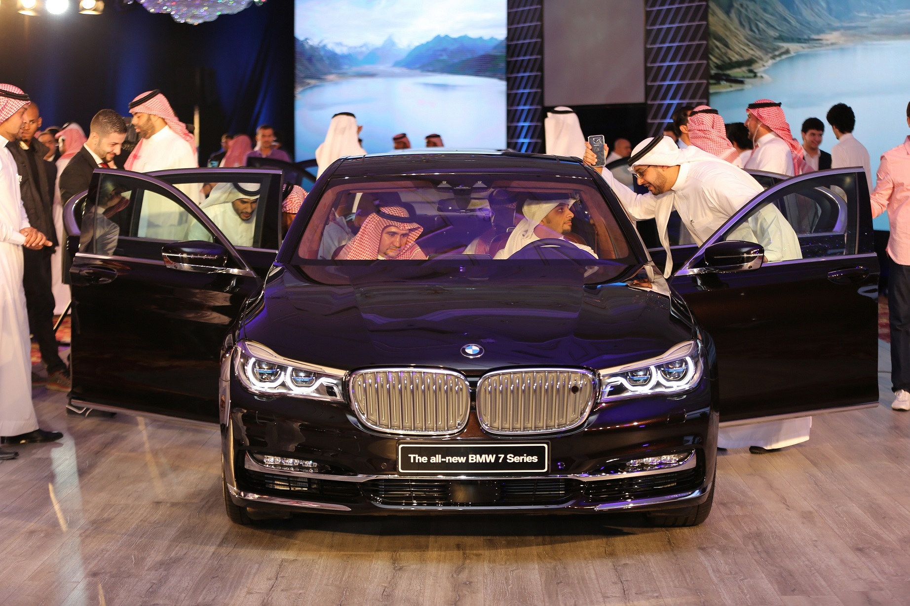 مؤسسة محمد يوسف ناغي للسي ارات تكشف الستار عن سيارة Bmw الفئة السابعة الجديدة كليا في معرض إكسس Excsالدولي للسيارات الفاخرة المدينة